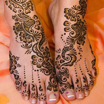 Top 25+ Eye Catching Arabic Mehndi Designs - Latest Collection | Henna  designs feet, Legs mehndi design, Floral henna designs