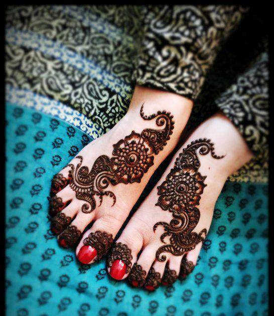 detailed mehndi design for feet