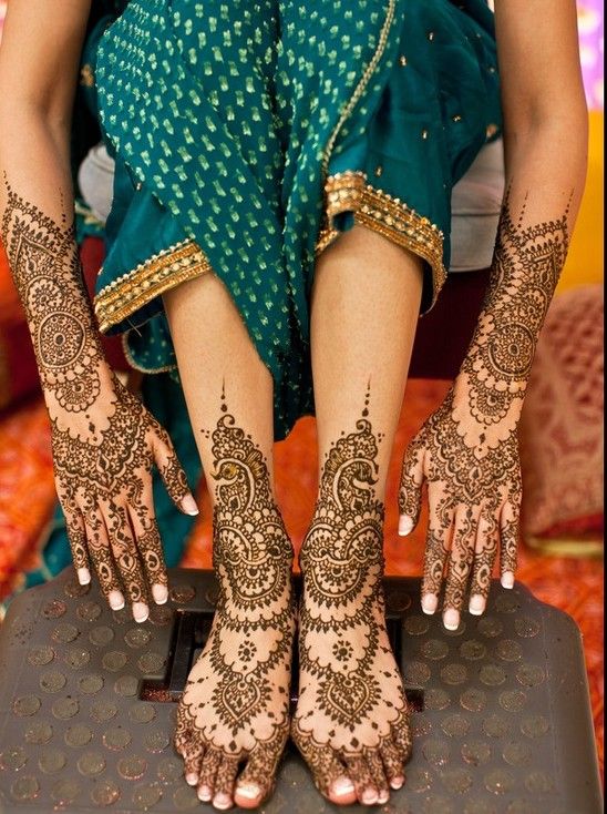 elegant arabic style henna design