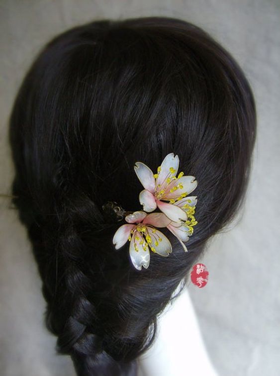 beautiful hairstyles with floral hair pins 14