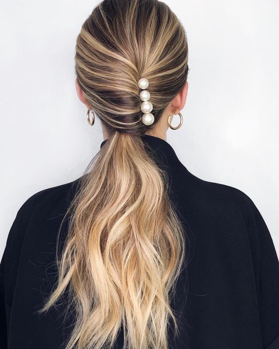 pearl bobby pins with loose hair hairstyle 10