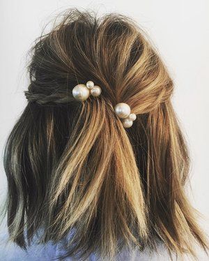 pearl bobby pins with loose hair hairstyle 11