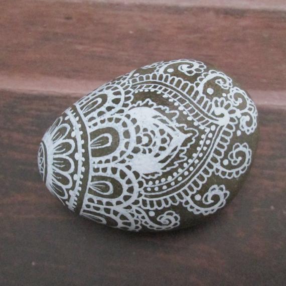 creative ideas using henna patterns in crafts paper weight