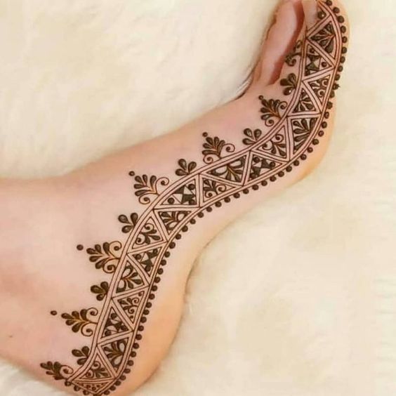 41 mehndi designs for Eid to try this year for feet 2