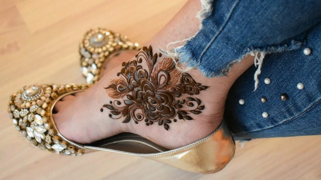 41 mehndi designs for Eid to try this year for feet 4